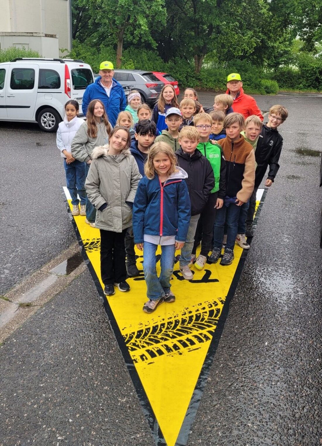 Weiden. Die Ortsverkehrswacht führte an den Weidener Grundschulen eine Aktion zum toten Winkel durch, um Schulkinder für Verkehrsgefahren zu sensibilisieren. Kinder lernten aus der Sicht eines Busfahrers die Risiken des toten Winkels kennen und übten sicheres Verhalten an Bushaltestellen.