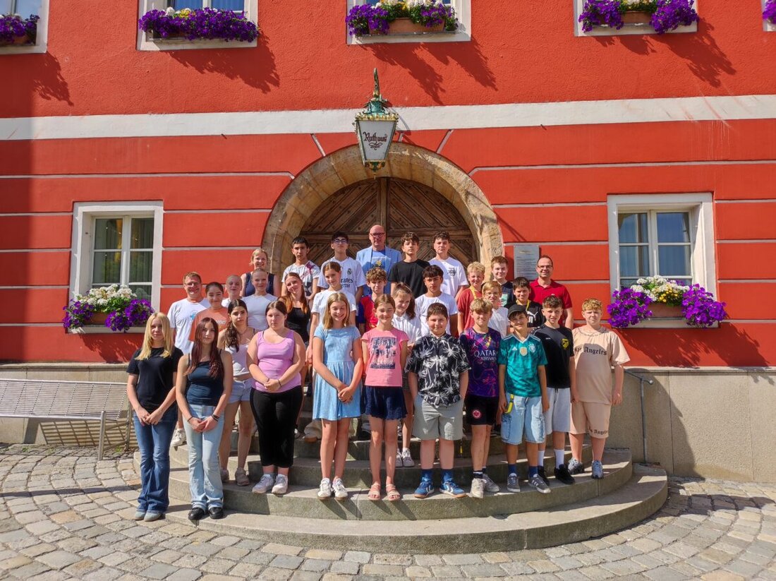 Burglengenfeld. 29 Schülerinnen und Schüler der Sophie-Scholl-Mittelschule besuchten gestern das Rathaus. Sie trafen den Ersten Bürgermeister Martin Antretter, stellten Fragen und erhielten Einblicke in Verwaltung und Alltag.