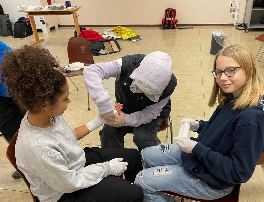 Pressath. Die Grund- und Mittelschule Pressath bietet einen Erste-Hilfe-Kurs an, gültig auch für Führerscheinerwerb, um Schulsanitäter-Nachwuchs zu fördern.