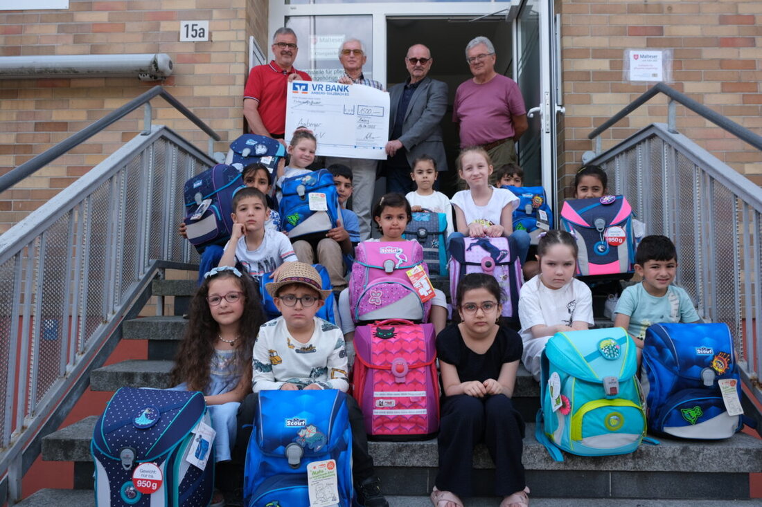 Amberg. Kinder aus Flüchtlingsfamilien erhielten von der Amberger Tafel bunte Schulranzen, finanziert durch "Sternstunden" und den Lions-Club Amberg-Sulzbach. Der Lions-Club unterstützte mit 1.500 Euro, gesammelt durch den Verkauf von Weihnachtsbäumen und Süßigkeiten.