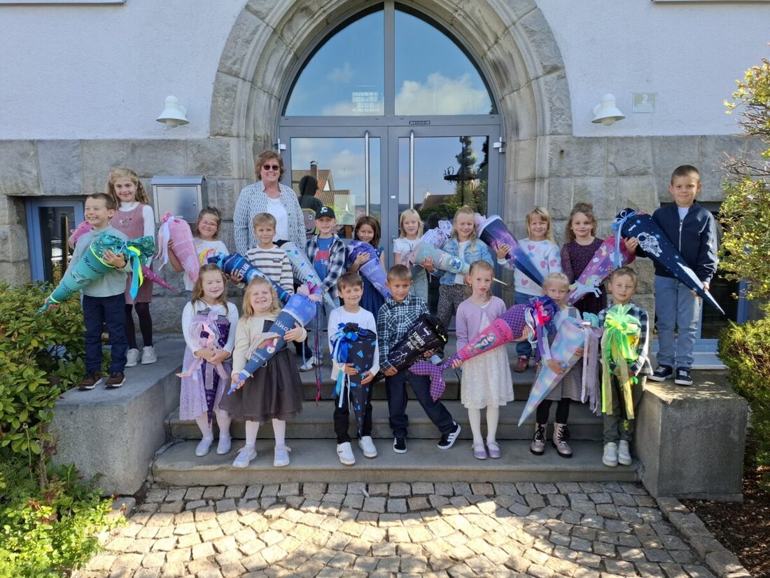 Eslarn. Ein ganz besonderer Tag für 18 Kinder und ihre Familien: An der Eslarner Grundschule begann am Dienstag für die neuen Erstklässler der Start in einen neuen, aufregenden Lebensabschnitt.