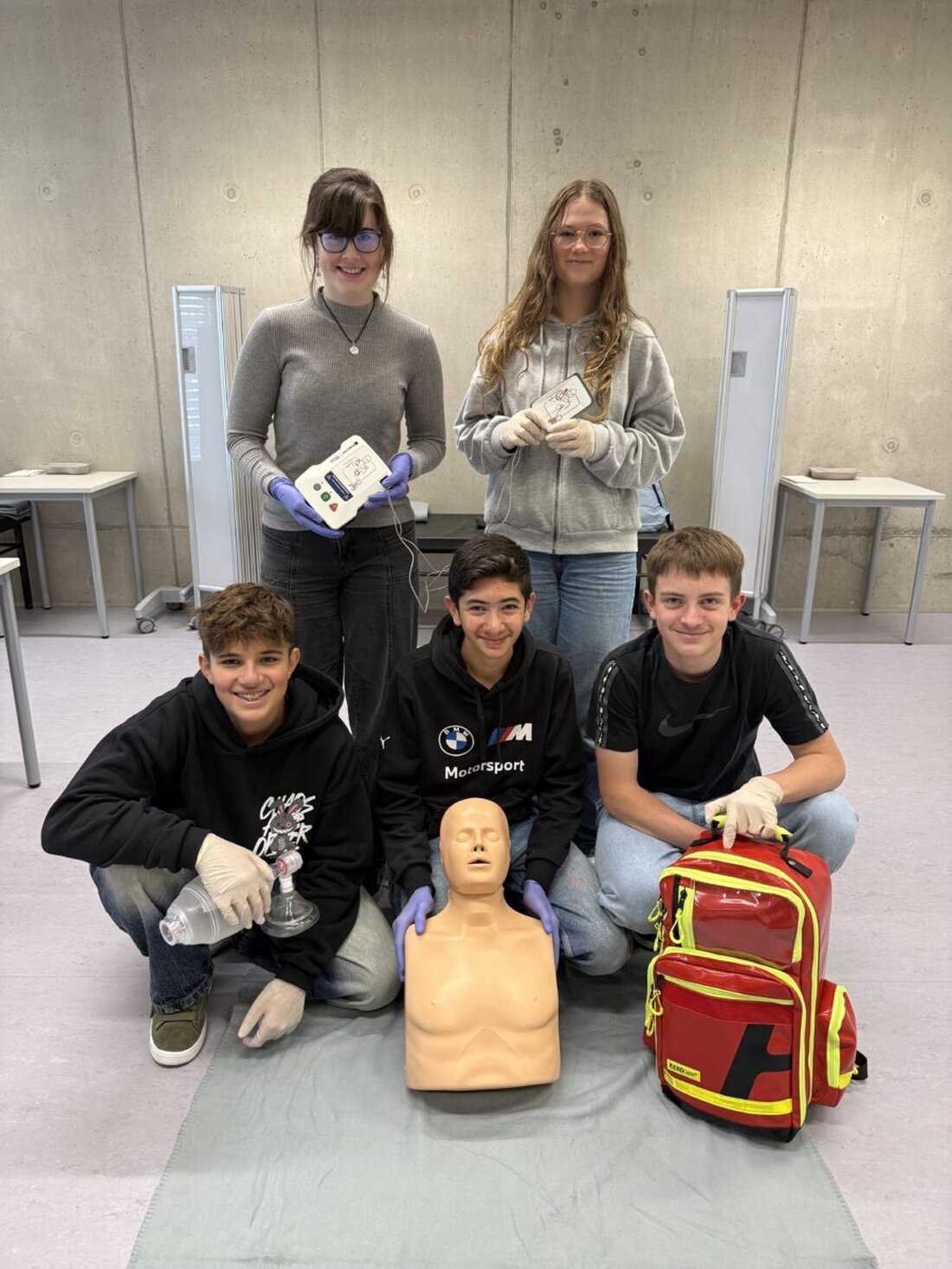 Kemnath. Die Realschule Kemnath schulte Kollegium, Schulleitung und Sekretariat in Erster Hilfe. An fünf Stationen übten Lehrkräfte Blutungen, Lagerung und Reanimation; acht neue Rettungspuppen ermöglichen künftig Praxis für alle.