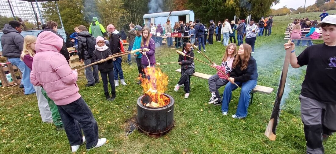Tirschenreuth. Am Schulteich der Johann-Andreas-Schmeller-Mittelschule gab es wieder das traditionelle Abfischen. Schülerinnen und Schüler bargen Karpfen und andere Arten, pflegten den Bestand und lernten Naturschutz praxisnah.
