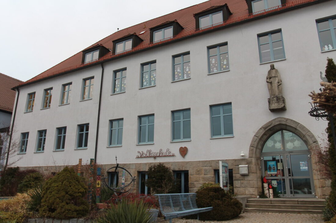 Eslarn. Der Marktgemeinderat entscheidet sich für Variante drei und baut die Ganztagsbetreuung im Schulhaus aus; Keller werden saniert, ein barrierefreier Zugang geplant. 90 Prozent Förderung und 836.100 Euro Zuschuss stehen in Aussicht.