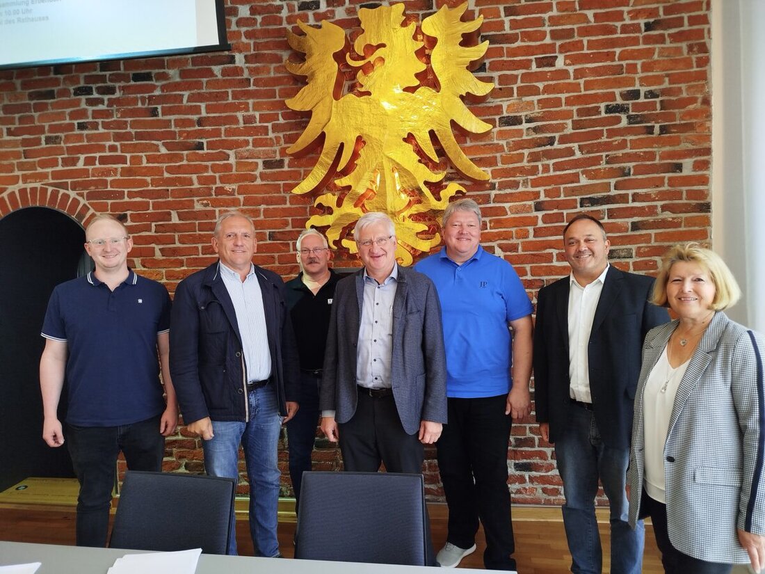 Erbendorf. Der Schulverband verabschiedete Johannes Reger und wählte Bernhard Schmidt zum Vorsitzenden; Stellvertreter ist Werner Prucker. Die Umlage sinkt auf 3.700 Euro, 290 Schüler sind gemeldet.