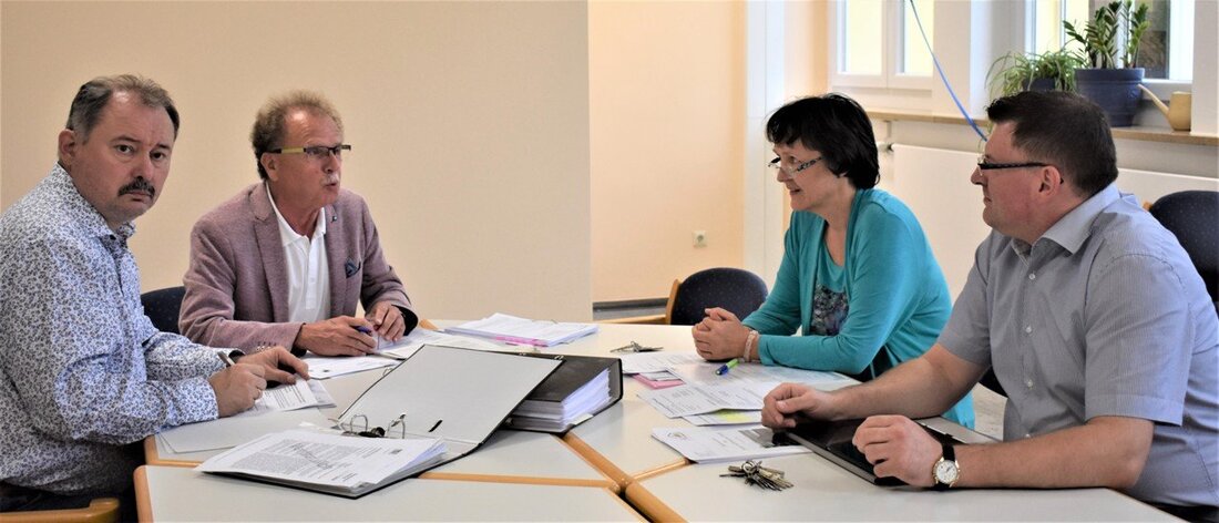 Pressath. In der Schule sollen bald iPads einziehen, denn sie sind die Zukunft. Normale Tafeln wird es dennoch geben. Von Renate Gradl  Das digitale Klassenzimmer beschäftigt die Schulverbandssitzung, zu der [&hellip;]