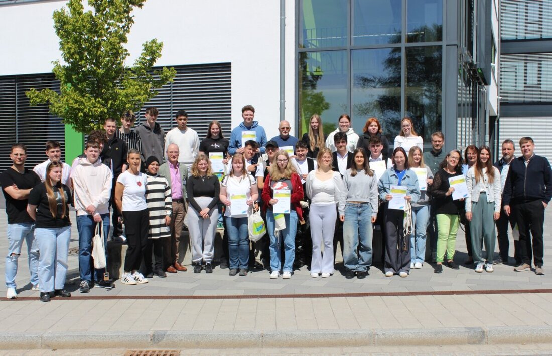 Cham. Das Berufliche Schulzentrum wurde beim DGUV-Wettbewerb "Fit im Job. Stark in die Zukunft. Beweg was!" ausgezeichnet, mit Preisen für die Schule und für Schülerinnen und Schüler am 14. Mai 2025.