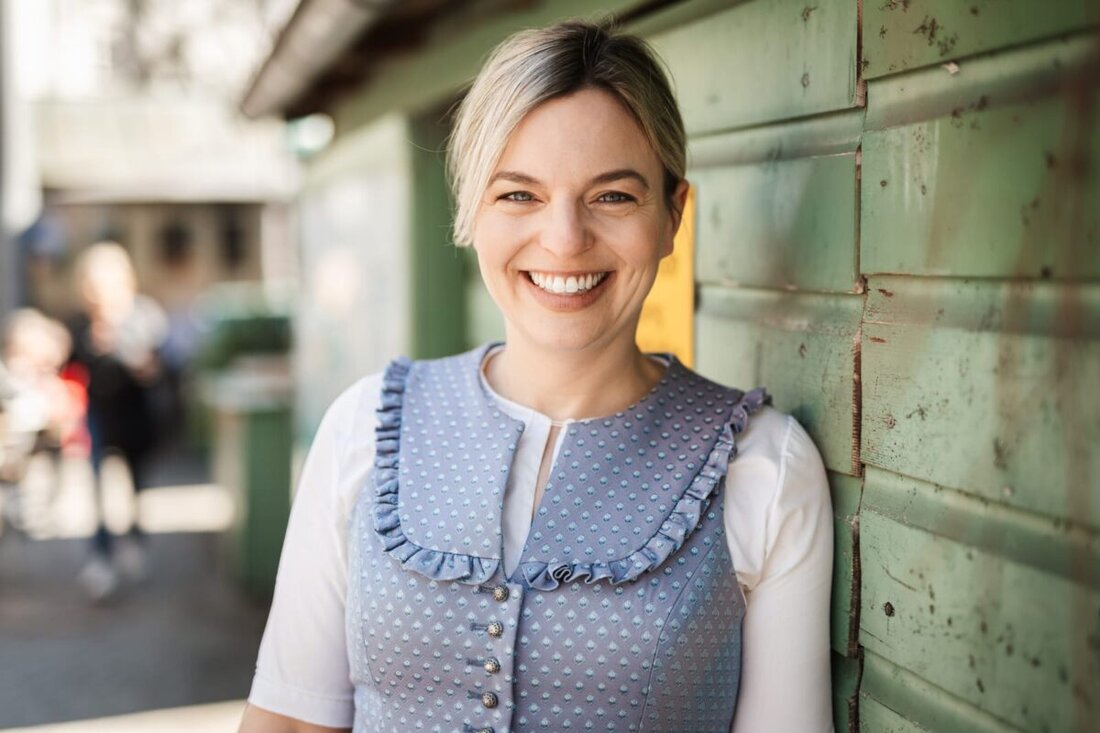 Weiden. Katharina Schulze, Fraktionschefin der Grünen im Landtag, macht mit „Schulzes Stammtisch“ am Mittwoch, 29. Juli, ab 18 Uhr Station im Sudhaus Molter im Heimgarten und lädt zum offenen Gespräch bei Brotzeit ein.