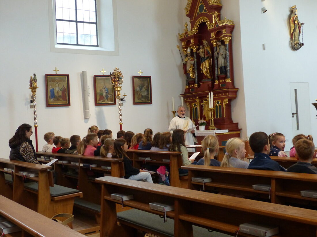 Leuchtenberg „Das Schuljahr ist auch eine Reise, und wenn nächstes Jahr die großen Ferien beginnen, sind wir am Ziel“, stellte Diakon Ulrich Wabra bei der Andacht zum Schulanfang anschaulich auf der Leinwand und wörtlich heraus.
