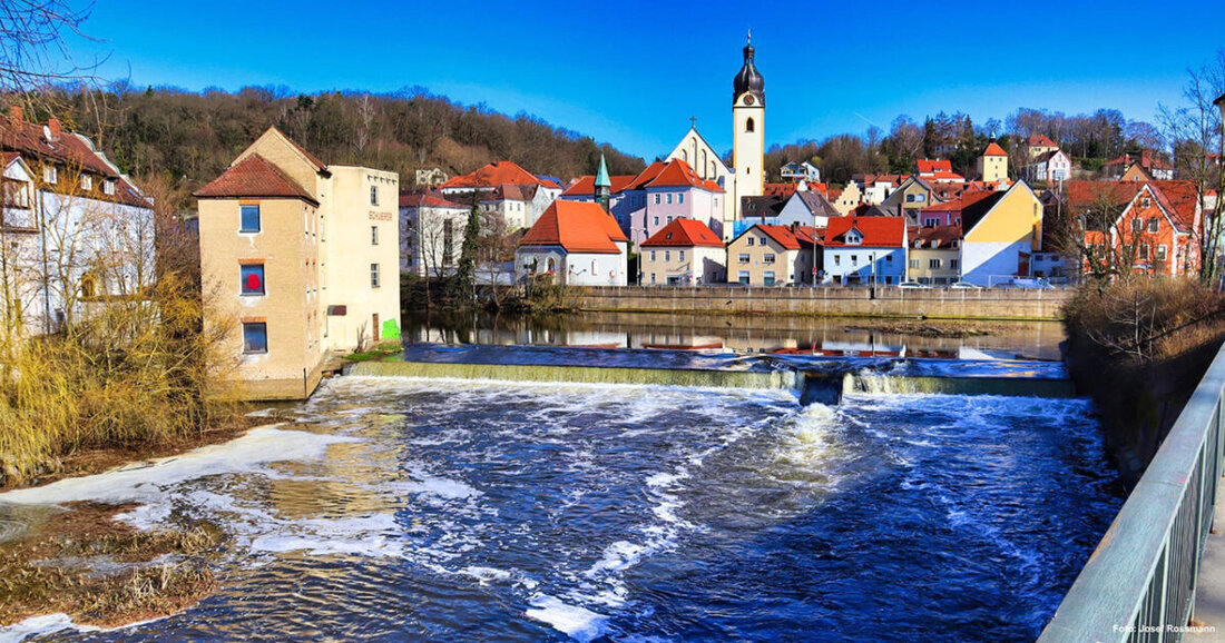 Schwandorf. Am 26. Oktober 2025 verwandelt der Kirchweihmarkt die Innenstadt in eine Flaniermeile mit Ständen ab 10 Uhr, verkaufsoffen ab 13 Uhr und Kunst im KunstZeitRaum.