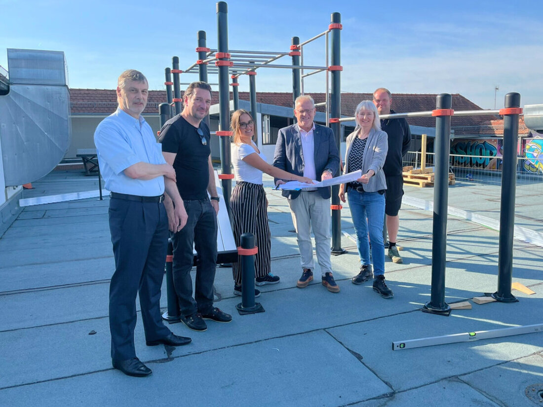 Schwandorf. Die Bürgerfreifläche auf dem Naab-Parkhaus vereint bald Sport, Freizeit und Entspannung. Fertigstellung ist für April 2026 geplant, mit Fördermitteln vom Freistaat Bayern und dem Bund.