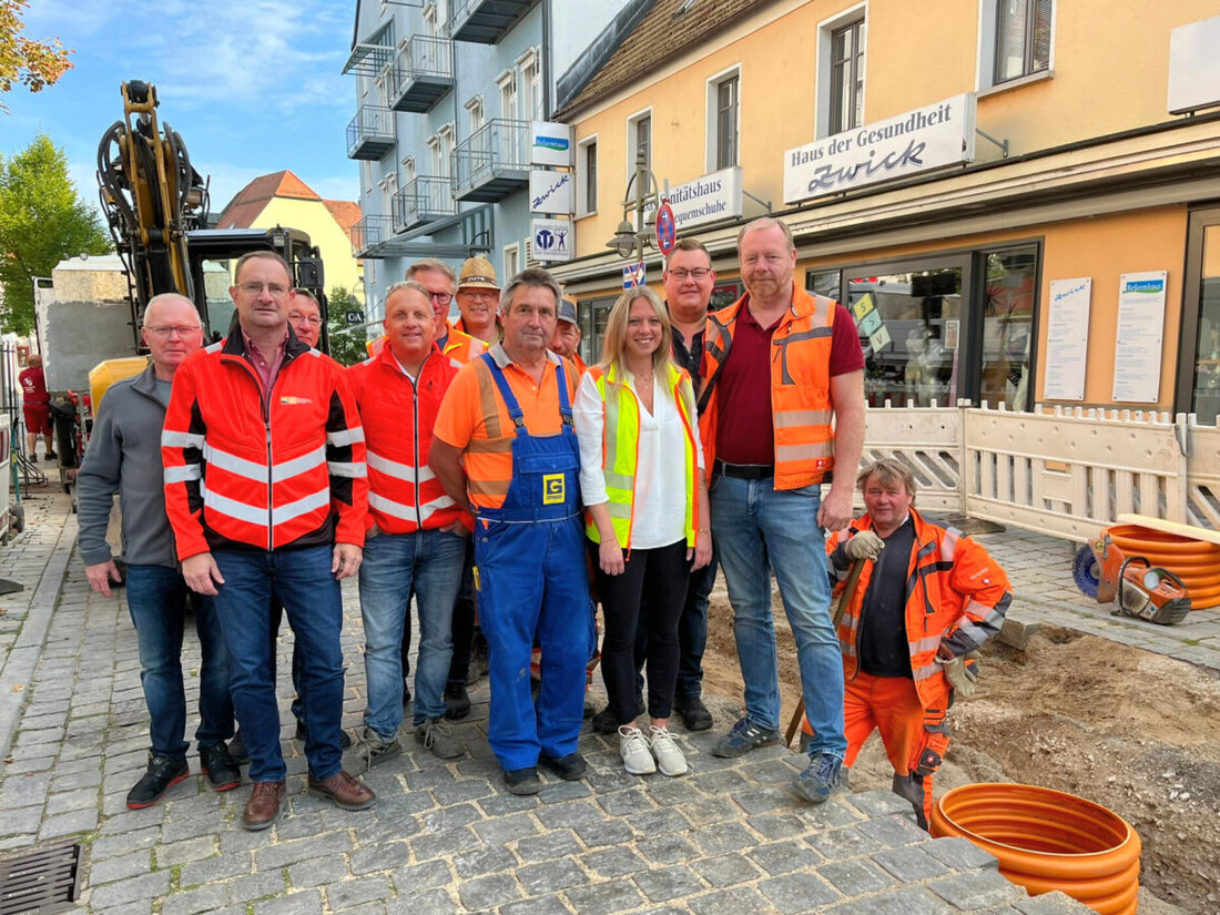 Schwandorf. Die Bauarbeiten zur Erneuerung des Fernwärmenetzes und der Wasserleitung in der Breite Straße laufen trotz archäologischer Funde planmäßig.