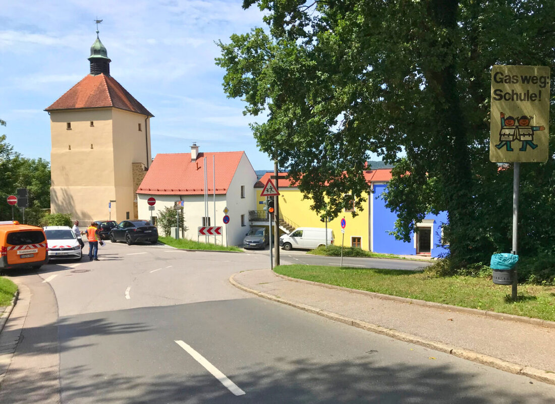 Schwandorf. Ab dem 26. August 2025 wird in Schwandorf eine Fußgängerampel auf Höhe des Blasturms errichtet, was eine Vollsperrung der Böhmischen Torgasse bis zum 9. September erfordert.