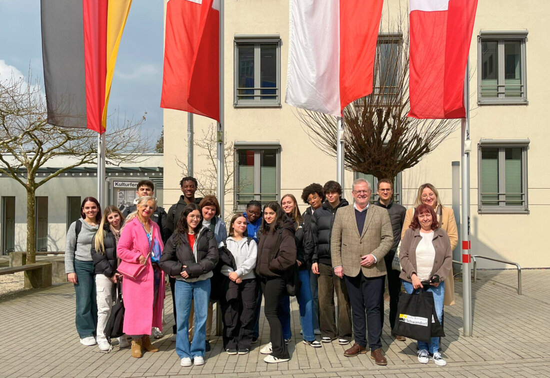 Schwandorf. Oberbürgermeister Andreas Feller begrüßte Austauschschüler aus der italienischen Freundesstadt Gualdo Tadino im Rathaus. Die Schüler sind Teil eines Städtepartnerschaftsprojekts und nehmen an einem Kulturaustausch teil, der Besuche und Ausflüge umfasst.