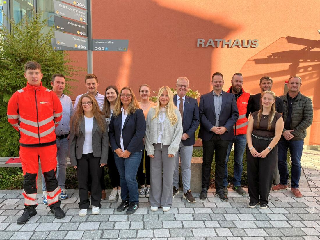 Schwandorf. Mit Beginn des neuen Monats darf sich die Stadt über „personellen Zuwachs“ freuen: Am ersten September sind drei junge Menschen in unterschiedlichen städtischen Einrichtungen ins Berufsleben gestartet.