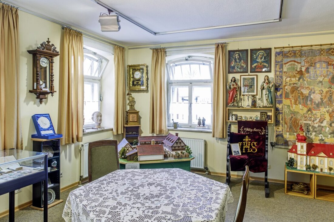 Schwandorf. Schwandorf übernimmt offiziell die Falkenauer Heimatstube ins Stadtmuseum, sichert kulturelles Gedächtnis. Die Sammlung umfasst Archivalien und Erinnerungsstücke, Besuch nach Vereinbarung und jeden ersten Donnerstag im Monat möglich.