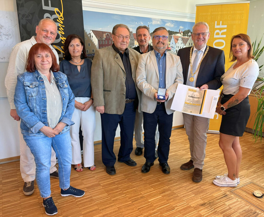 Schwandorf. Vladimir Vlcek wurde für sein Engagement in der Städtepartnerschaft zwischen Schwandorf und Sokolov mit der Konrad-Max-Kunz-Medaille geehrt. Als Schulleiter initiierte er seit 2003 vierundzwanzig Projekte, die die Schulpartnerschaft stärkten.