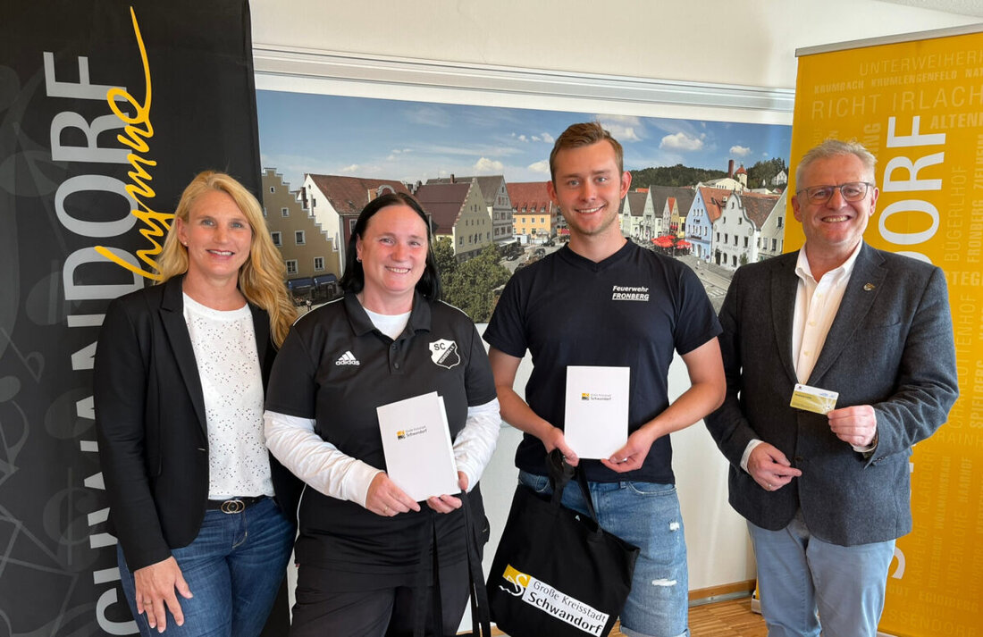 Schwandorf. Oberbürgermeister Andreas Feller verlieh Ehrenamtskarten an engagierte Bürger, um ihren Einsatz zu würdigen. Die Karten bieten Zugang zu Vergünstigungen und unterstreichen die Bedeutung des Ehrenamts in der Gesellschaft.