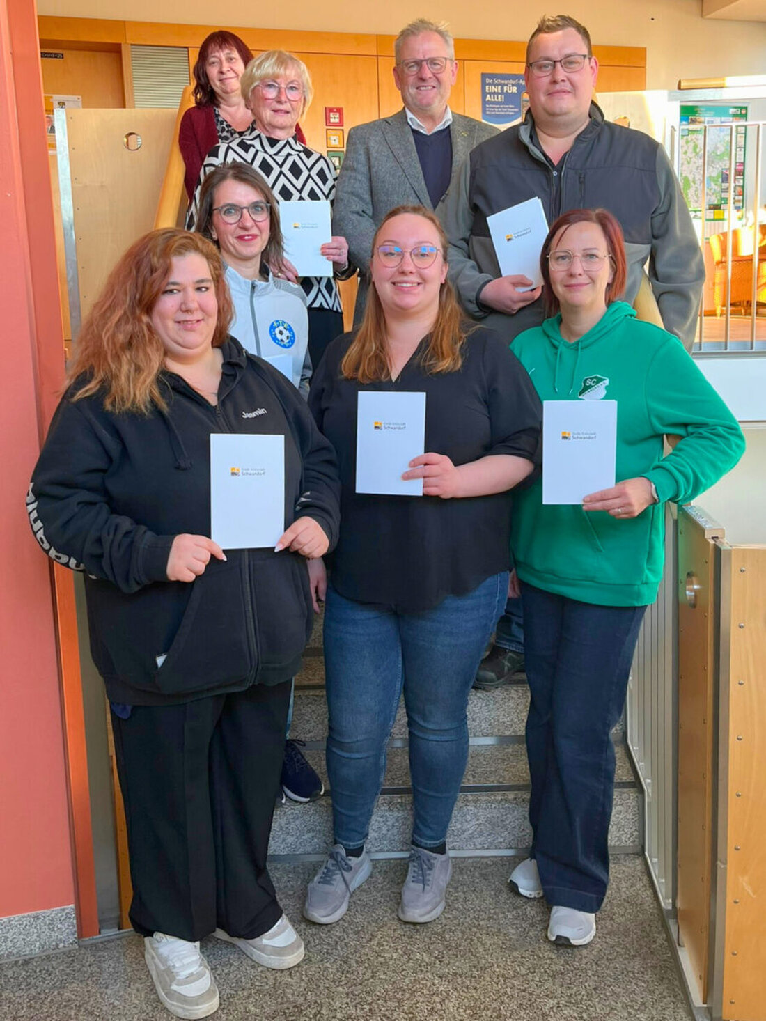 Schwandorf. Oberbürgermeister Andreas Feller überreichte im Rathaus 12 Ehrenamtskarten in Gold und Blau an verdiente Bürger für ihr ehrenamtliches Engagement. Seit 2011 wurden in Schwandorf bereits über 400 Ehrenamtskarten ausgegeben.