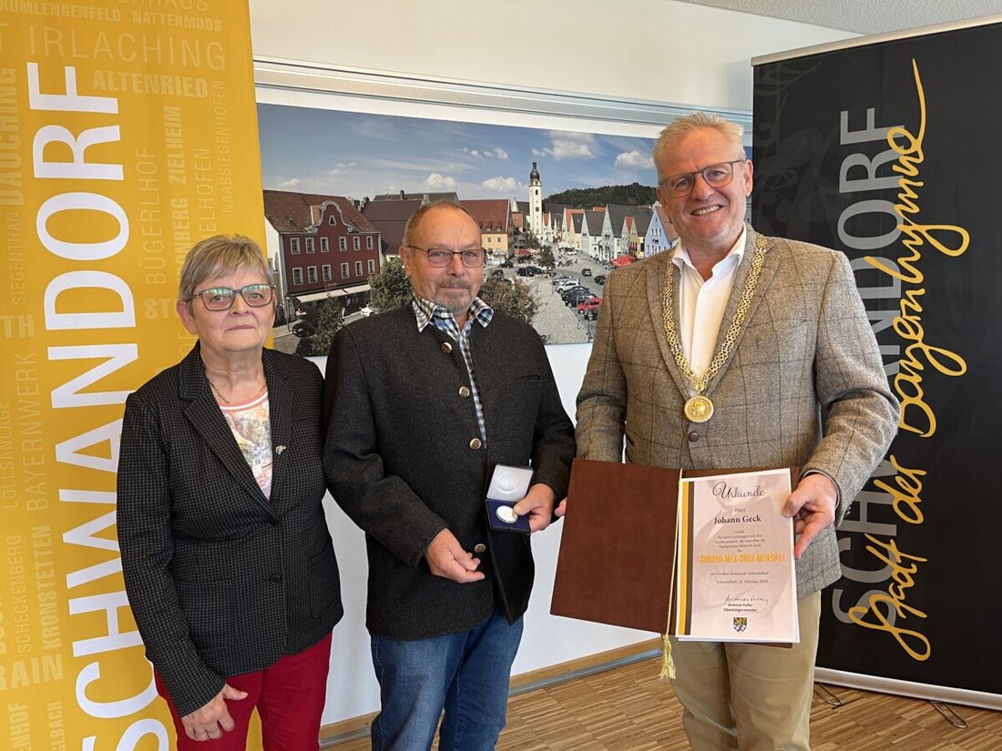 Schwandorf. Johann Geck wurde für 50 Jahre Engagement im Jura-Wanderverein mit der Konrad-Max-Kunz-Medaille geehrt. Die Stadt Schwandorf würdigte damit seine Verdienste und den größten Vereinserfolg, den Wandertag von 1993 mit 9.300 Wanderern.