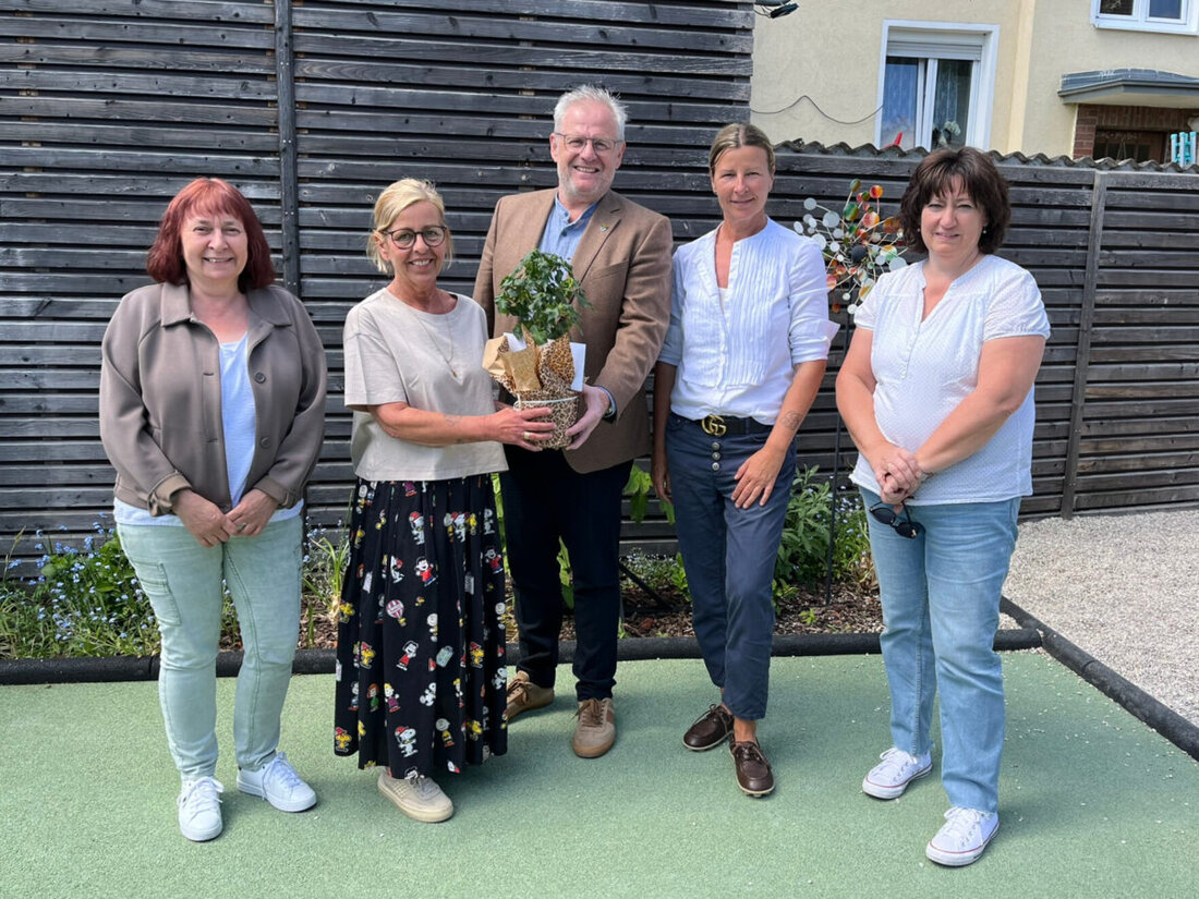 Schwandorf. Am Tag der Kinderbetreuung drückte Schwandorf mit Blumengrüßen an 19 Einrichtungen Wertschätzung für pädagogisches Personal aus. Oberbürgermeister Feller überreichte persönlich ein Präsent im Städtischen Kindergarten.