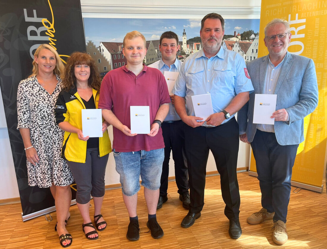 Schwandorf. Oberbürgermeister Andreas Feller hat erneut verdienten Bürgern Bayerische Ehrenamtskarten für besonderes Engagement verliehen. Seit 2011 wurden in Schwandorf 372 blaue und 54 goldene Ehrenamtskarten ausgegeben.