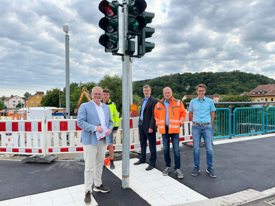 Schwandorf. Eine neue Fußgängerampel an der Nürnberger Straße auf Höhe der Einmündung in die Krondorfer Straße sorgt ab sofort für mehr Sicherheit in der Schwandorfer Innenstadt. Sie wurde vom Verkehrsausschuss im vergangenen März beschlossen, im Zuge des Baus der neuen Naabbrücken errichtet und nun in Betrieb genommen. 