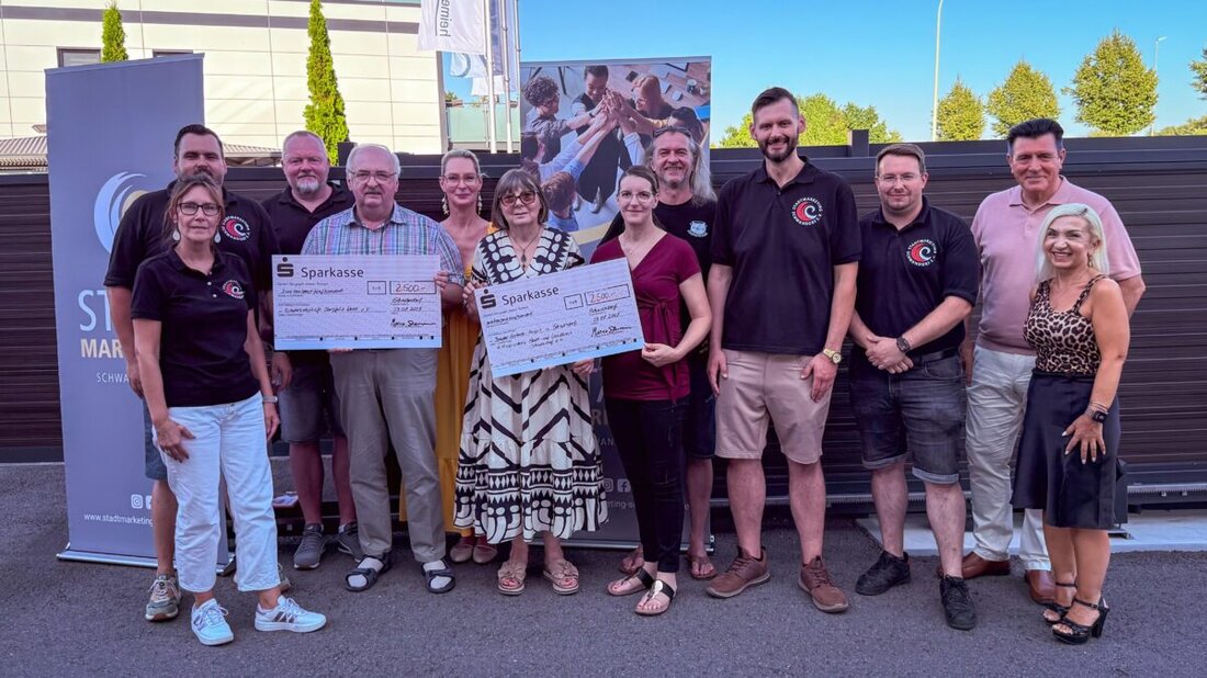 Schwandorf. Am 9. August feierte das Stadtmarketing Schwandorf ein Sommerfest und überreichte 5.000 Euro Spenden an die Kinderkrebshilfe und den Hospizverein. Die Spendengelder stammten aus einer Tombola beim Bürgerfest im Juli.