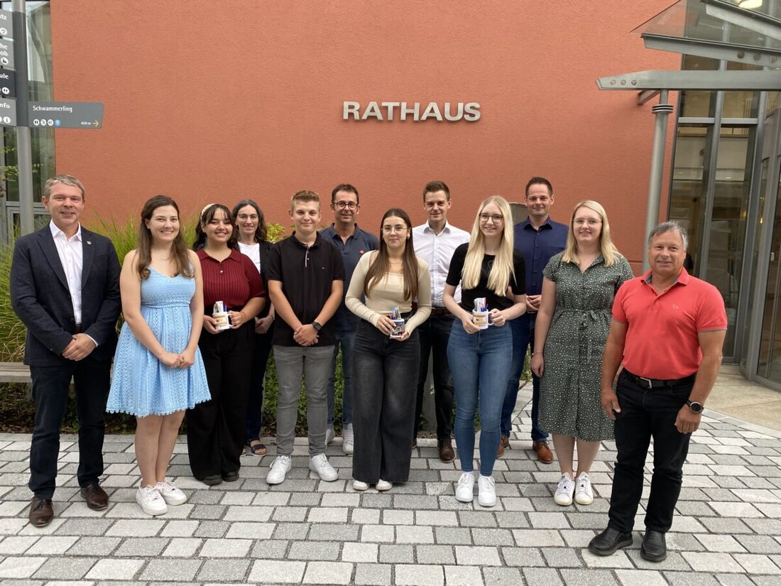 Schwandorf. Die Stadt Schwandorf hat am 2. September 2024 vier neue Auszubildende in verschiedenen Fachbereichen willkommen geheißen, um ihre Stadtverwaltung zukunftsfähig zu gestalten.