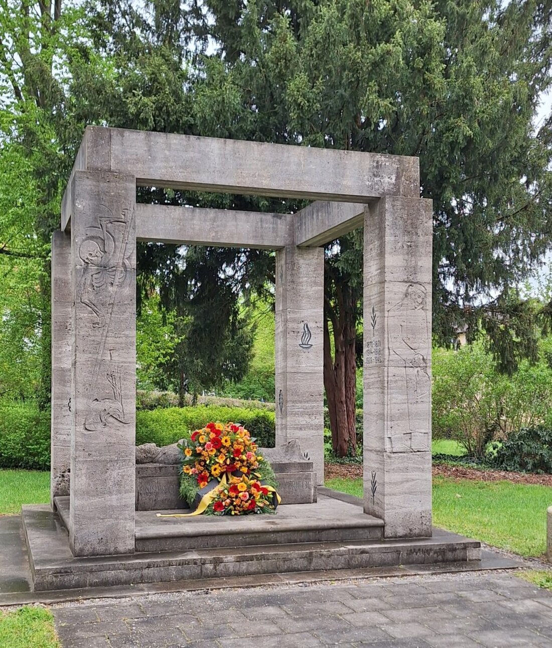 Schwandorf. Zum 80. Jahrestag des Bombenangriffs lädt die Stadt am 16. April 2025 zu einem ökumenischen Gottesdienst und Kranzniederlegung ein.