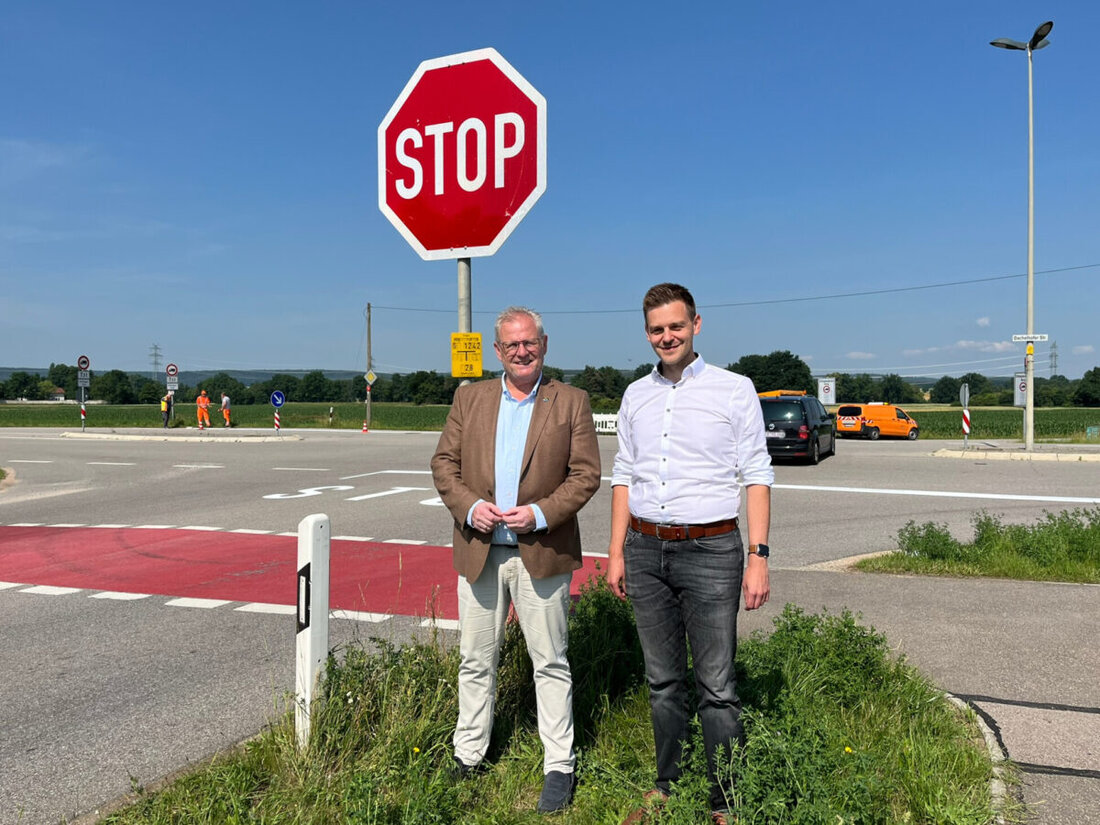 Schwandorf. An einer unfallträchtigen Kreuzung wurden zur Erhöhung der Verkehrssicherheit "Vorfahrt gewähren"-Schilder durch Stoppschilder ersetzt. Die Maßnahme soll die Kreuzung entschärfen und die Sicherheit der Verkehrsteilnehmer verbessern.