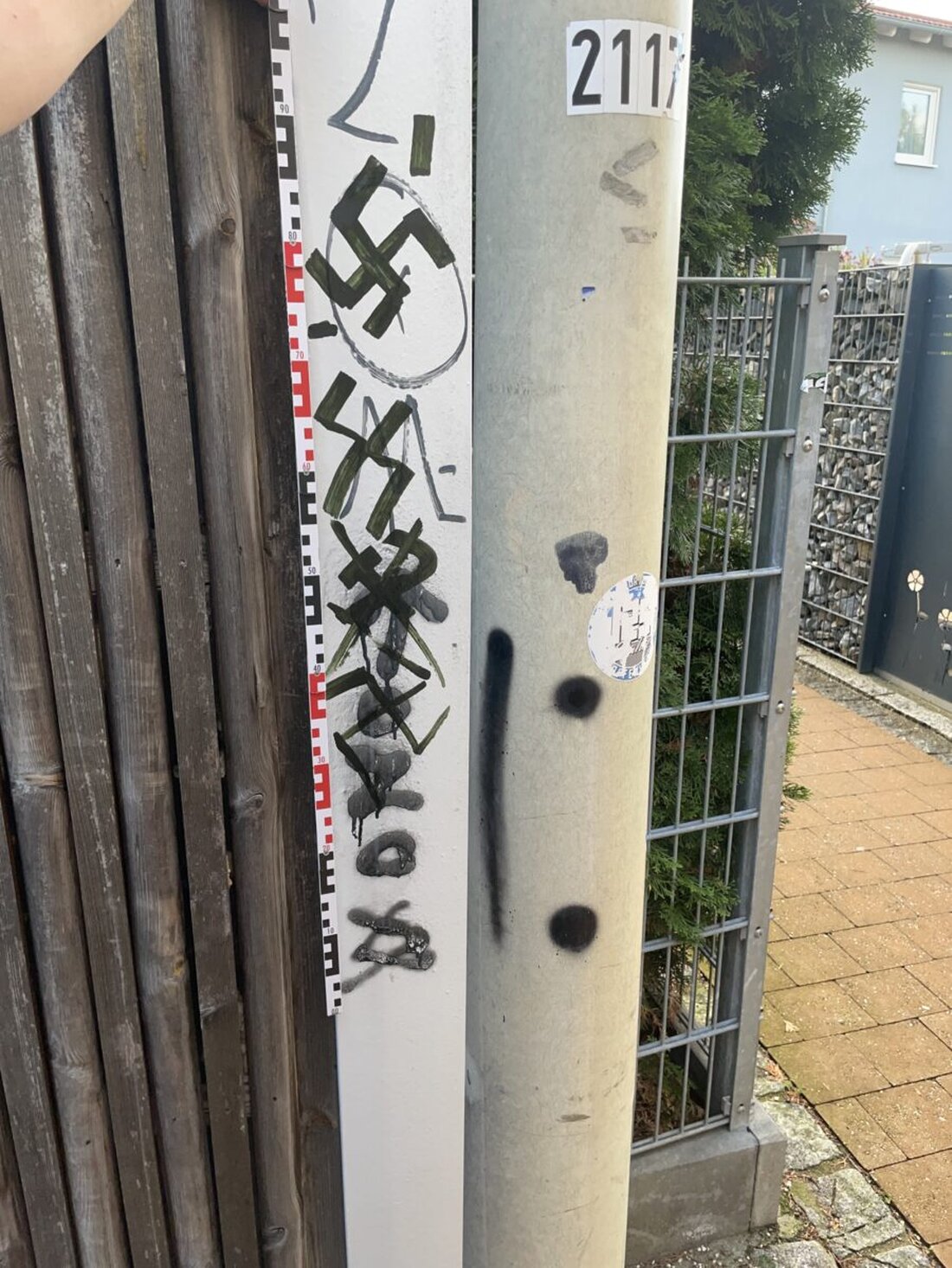 Schwandorf. Unbekannte schmierten Hakenkreuze und SS-Runen auf eine Lärmschutzwand, Schaden etwa 300 Euro. Die Polizei bittet um Hinweise.