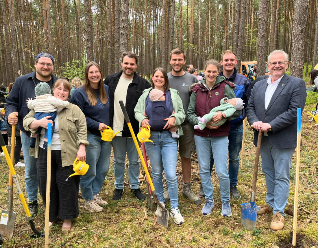 Schwandorf. Eine Erfolgsgeschichte setzt sich fort: Zum mittlerweile 19. Mal hat die Stadt Schwandorf in dieser Woche im Stadtwald beim Waldspielplatz am Weinberg Bäume für Neugeborene gepflanzt.