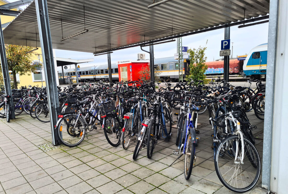 Schwandorf. Das Ordnungsamt und der Bauhof haben am Bahnhof 25 herrenlose Fahrräder eingesammelt, um die Stellplätze wieder nutzbar zu machen.