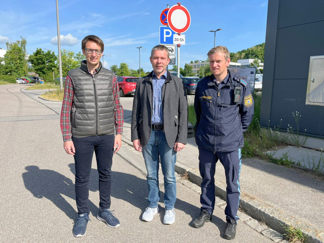 Schwandorf. Er hat sich mittlerweile zum beliebten Treffpunkt bei Jugendlichen und jungen Erwachsenen entwickelt: der Parkplatz Gleisdreieck in unmittelbarer Nähe des Schwandorfer Krankenhauses St. Barbara. Gerade in der vergangenen Zeit haben die Stadt jedoch immer mehr Anwohnerbeschwerden wegen des zeitweisen hohen Lärmpegels auf dem Parkplatz erreicht, gerade was die Abend- und Nachtstunden betrifft. Gleichzeitig nimmt die Müllproblematik auf dem Parkplatz zu. 