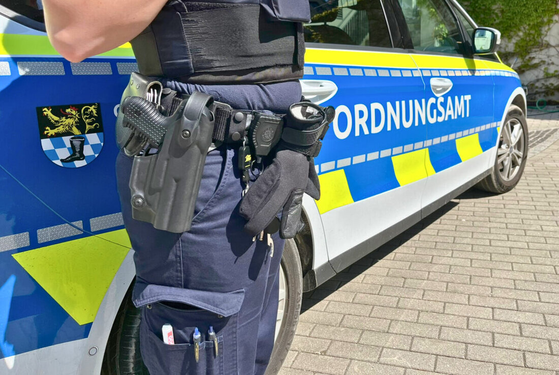 Schwandorf. Sie sind glücklicherweise absolute Ausnahmefälle: Angriffe auf den Außendienst des Ordnungsamtes (ADO). Um im Fall der Fälle jedoch selbstsicher und der Situation angemessen handeln zu können, wurde jetzt weiter in die Sicherheit der ADO-Kräfte in Schwandorf investiert. Sie sind ab sofort zusätzlich mit einem speziellen Pfefferspray-Gerät in Pistolenform ausgerüstet.