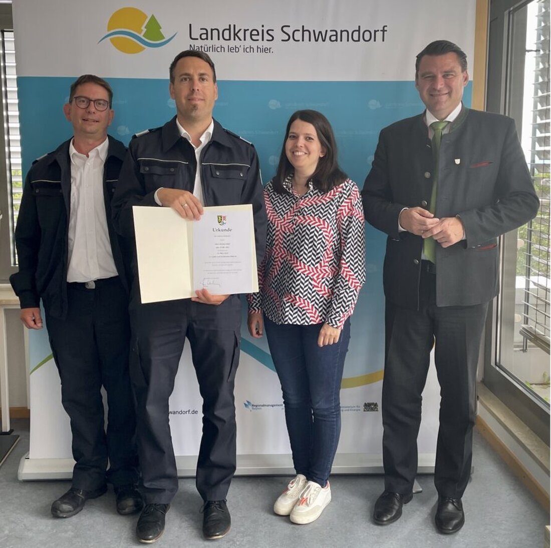 Schwandorf. Landratsamt Schwandorf stellt neuen Leiter und Fachberater der Psychosozialen Notfallversorgung vor, die Einsatzkräfte und Betroffene in Extremsituationen unterstützen. Markus Klein wurde für seine Rolle in der Johanniter Unfallhilfe von Landrat Thomas Ebeling geehrt.