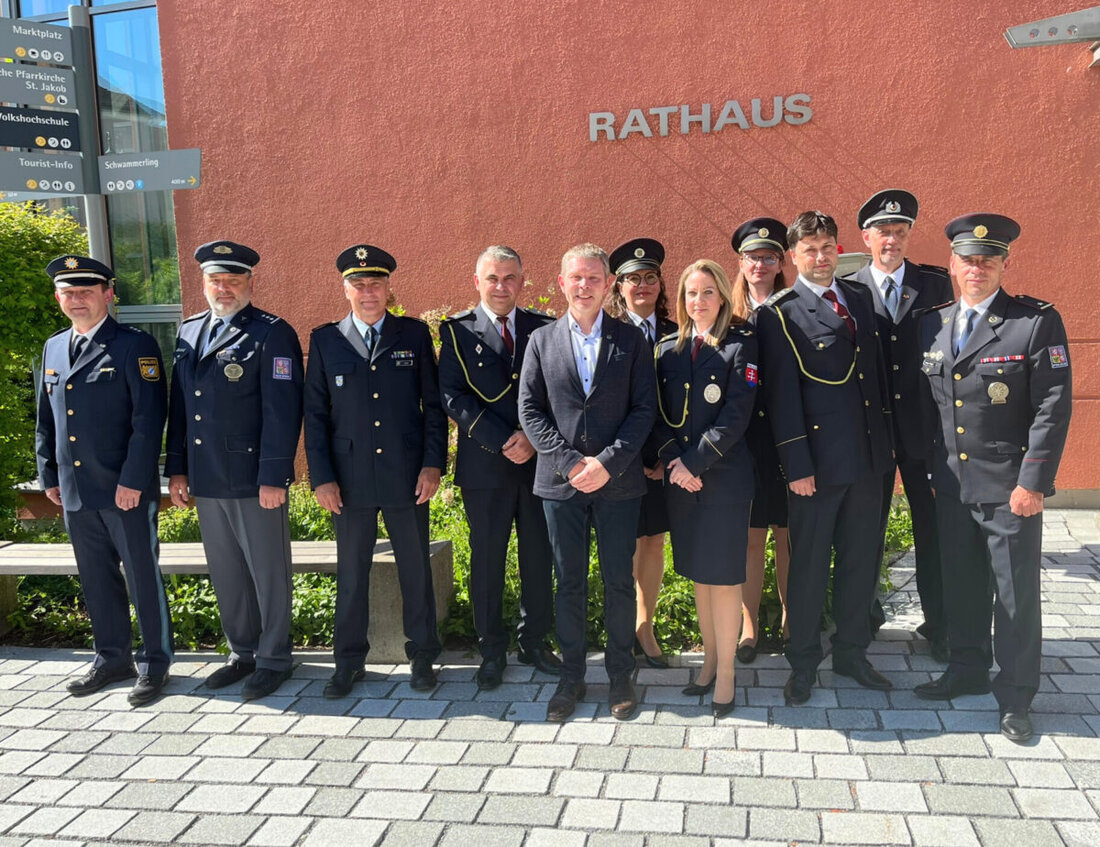 Schwandorf. Bürgermeister Andreas Wopperer empfängt eine Polizeidelegation aus der Slowakei, um Erfahrungen im Bereich der grenzübergreifenden Polizei- und Zollarbeit auszutauschen. 