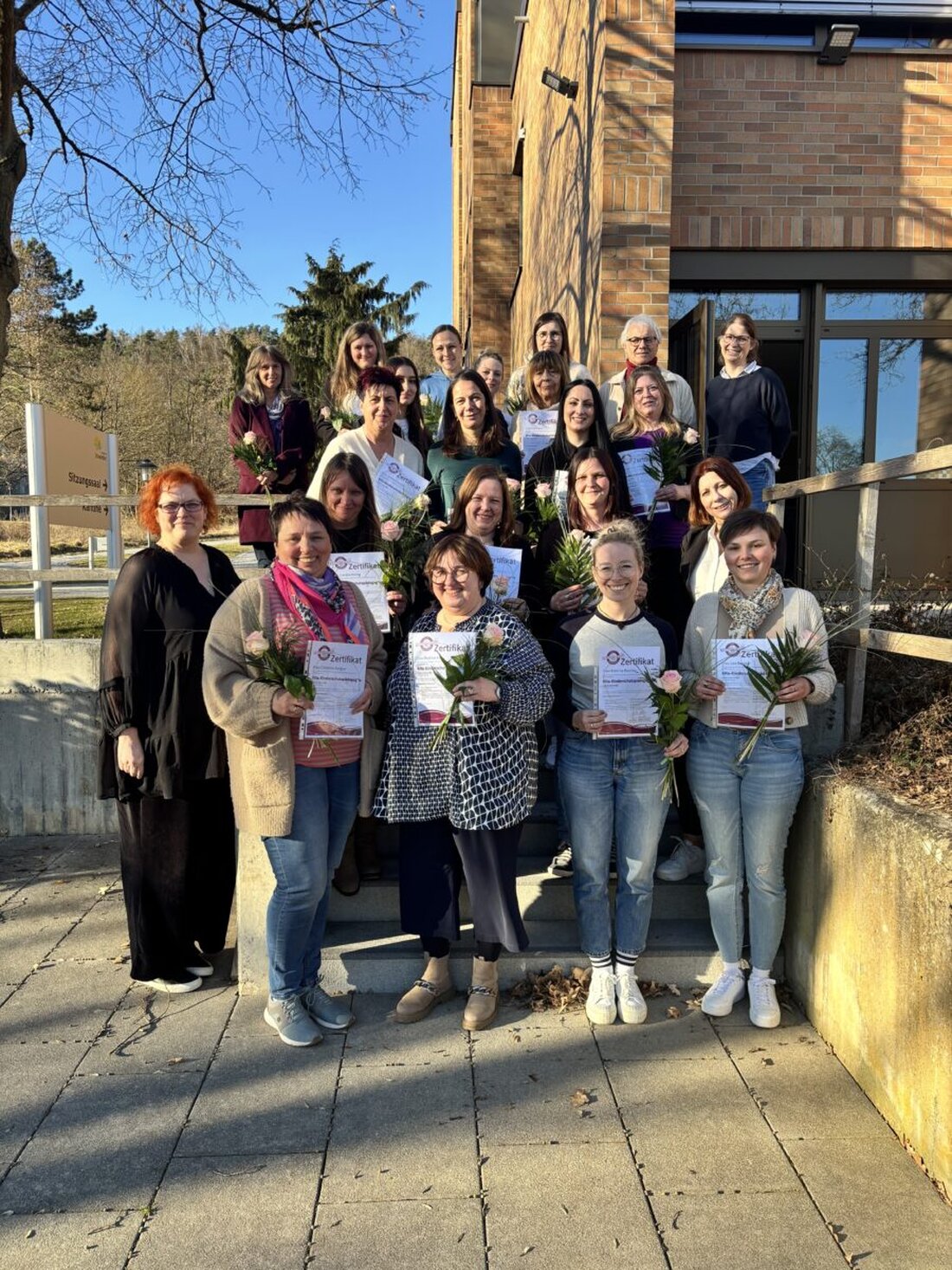 Schwandorf. Erzieherinnen und Kinderpflegerinnen im Landkreis absolvierten erfolgreich einen Zertifikatslehrgang zur Kinderschutzpädagogik und können nun das Gelernte in ihren Kitas umsetzen. Der Lehrgang umfasste zwölf Module zu verschiedenen Themen rund um den Kinderschutz.