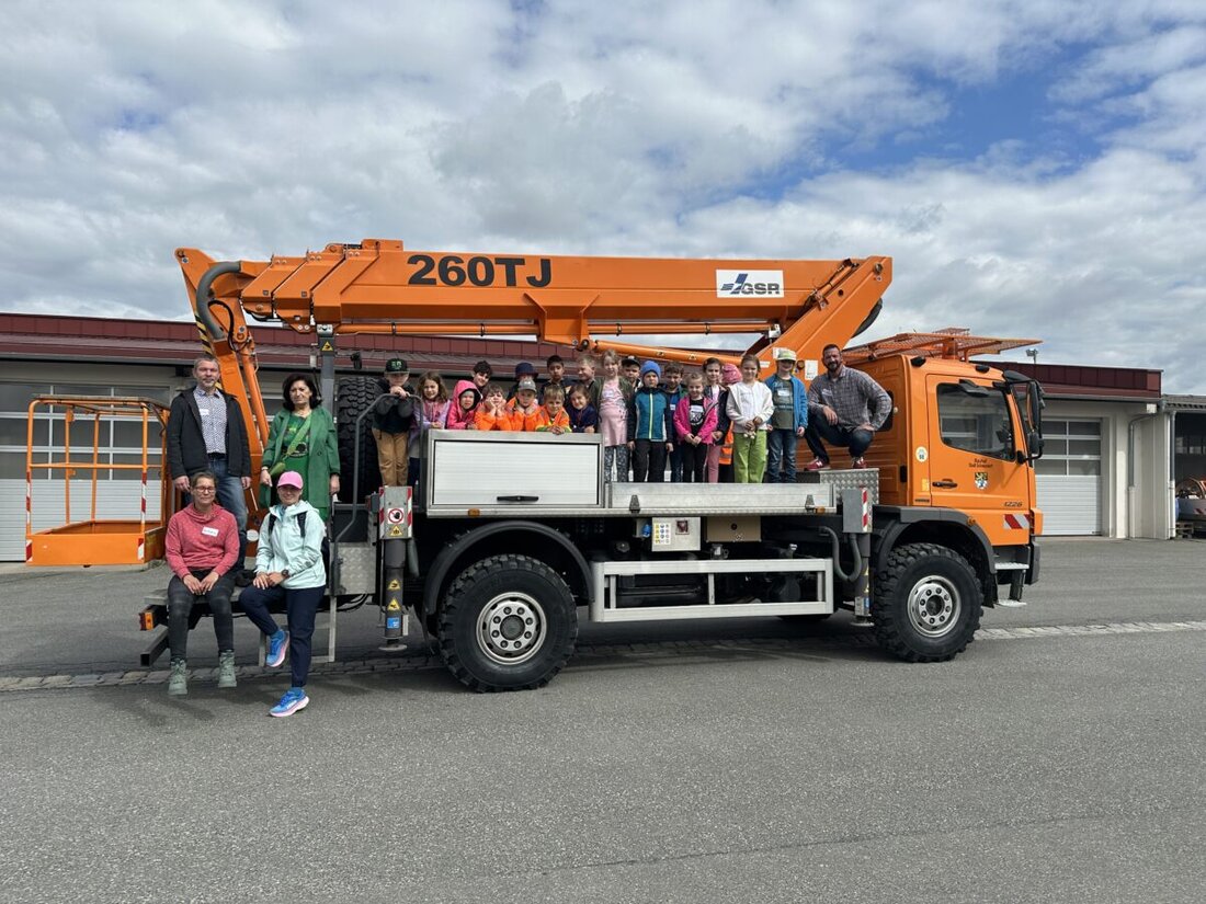 Schwandorf. Die Klasse 1b der Kreuzbergschule besuchte den Städtischen Bauhof, um zu lernen, wie wichtig Mülltrennung und Sauberkeit für Schwandorf sind. Sie bekamen Einblicke in die Arbeit des Bauhofs, die Bedeutung für das Stadtbild und die Wichtigkeit von Nachhaltigkeit.