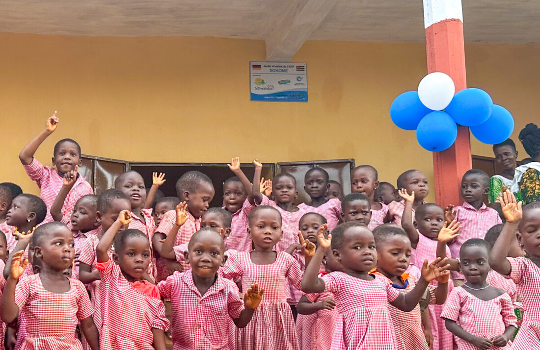 Schwandorf/Sokome. In Sokome, Togo, wurde dank Spenden aus Schwandorf erfolgreich eine Vorschule gebaut, um die Bildungssituation zu verbessern. Das Projekt, mit einem Volumen von 28.902 Euro, wurde nach neun Monaten Bauzeit im Mai eröffnet.