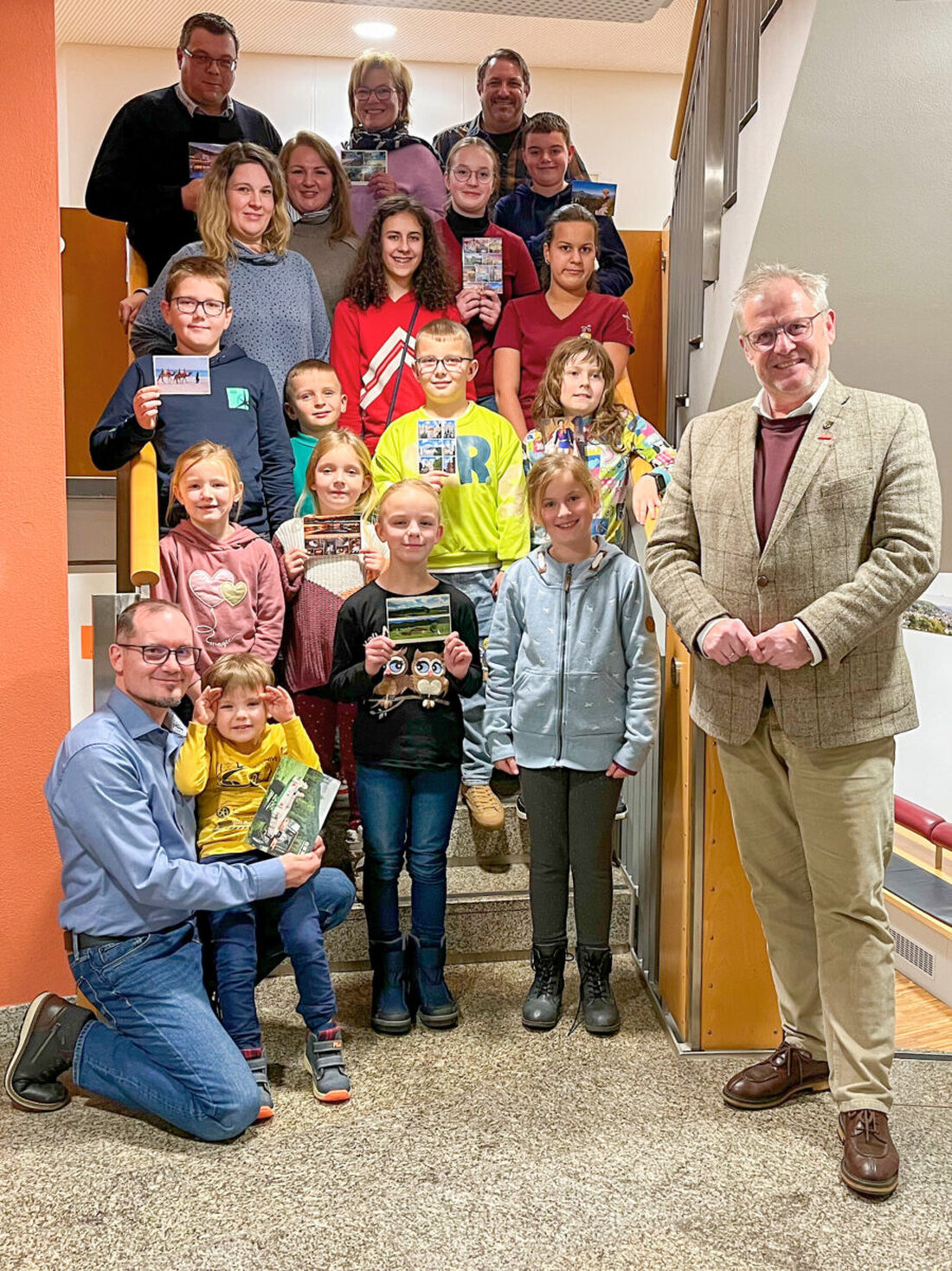 Schwandorf. OB Andreas Feller hat Gewinner der diesjährigen Postkartenaktion gekürt, wo Schwandorfer ihre Urlaubserlebnisse teilten. 66 Postkarten wurden erhalten und Preise wie eine Stadtführung verlost.
