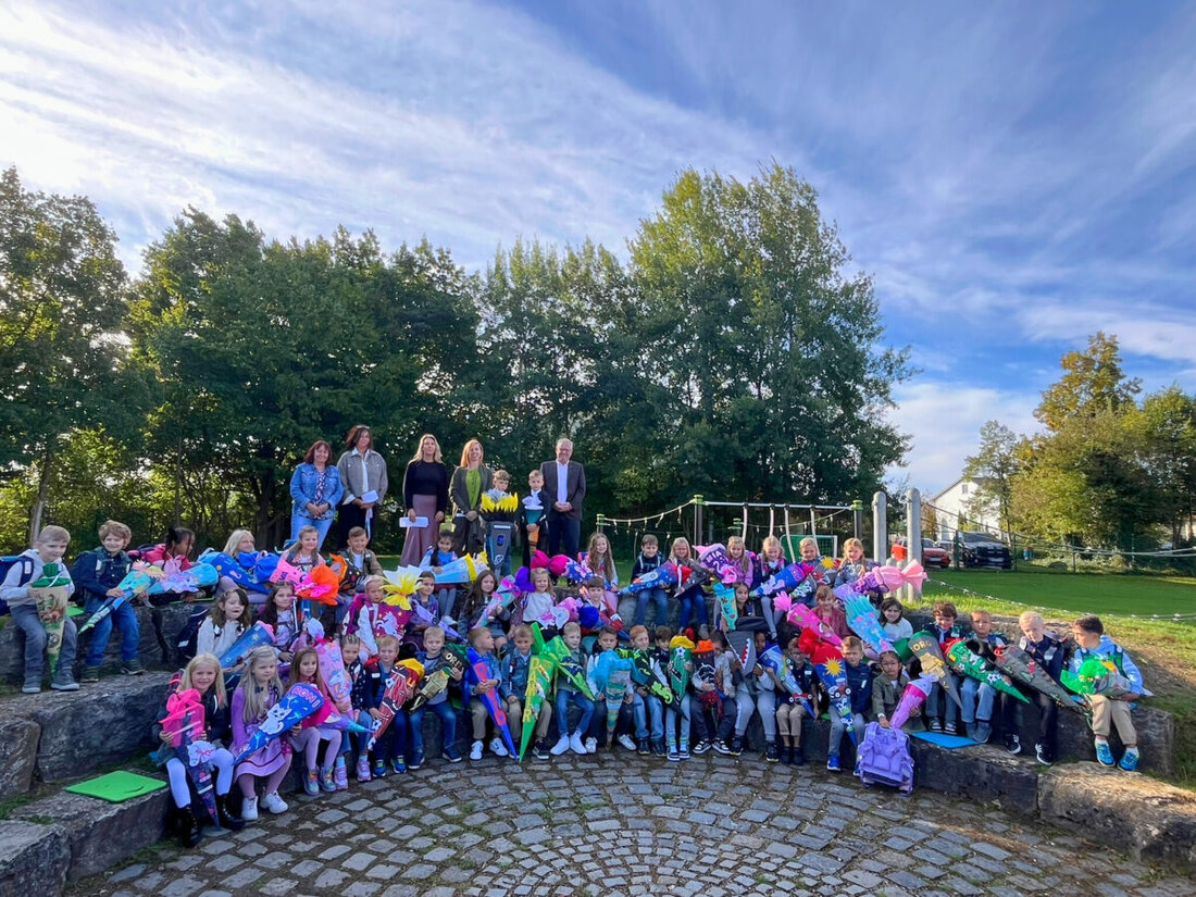 Schwandorf. OB Andreas Feller begrüßte an der Grundschule Ettmannsdorf 50 Erstklässler und verteilte Schokolade und Stundenpläne, die es auch für Klassen 2 bis 4 im Rathaus und Tourismusbüro gibt.