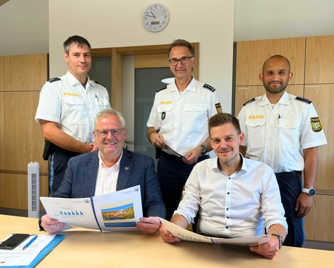 Schwandorf. Die Polizei präsentiert im Rathaus die Kriminal- und Verkehrsunfallstatistik für 2024, zeigt Sicherheit der Stadt. Straftaten stabil, Aufklärungsrate bei 77%, Verkehrsunfälle auf 980 gesunken.