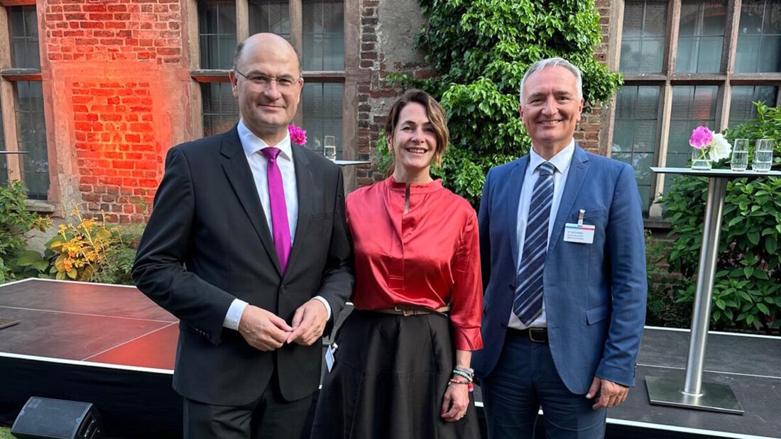 München. Landtagsabgeordneter Dr. Harald Schwartz, Vorstandsmitglied der Julitta & Richard Müller Stiftung, fördert medizinische Forschung und Unterstützung für Kinder und Jugendliche. Er initiierte eine Zusammenarbeit mit Sternstunden e.V. und diskutierte Fördermöglichkeiten mit dem Bayerischen Finanzminister und der Geschäftsführerin von Sternstunden.