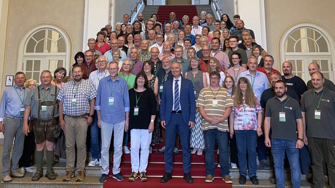 München/Amberg-Sulzbach. MdL Dr. Harald Schwartz führte knapp 100 Bürger aus dem Stimmkreis Amberg-Sulzbach durch den Bayerischen Landtag, wo Wirtschaftsförderung, Vereinsunterstützung, Migration und kommunale Finanzen diskutiert wurden.