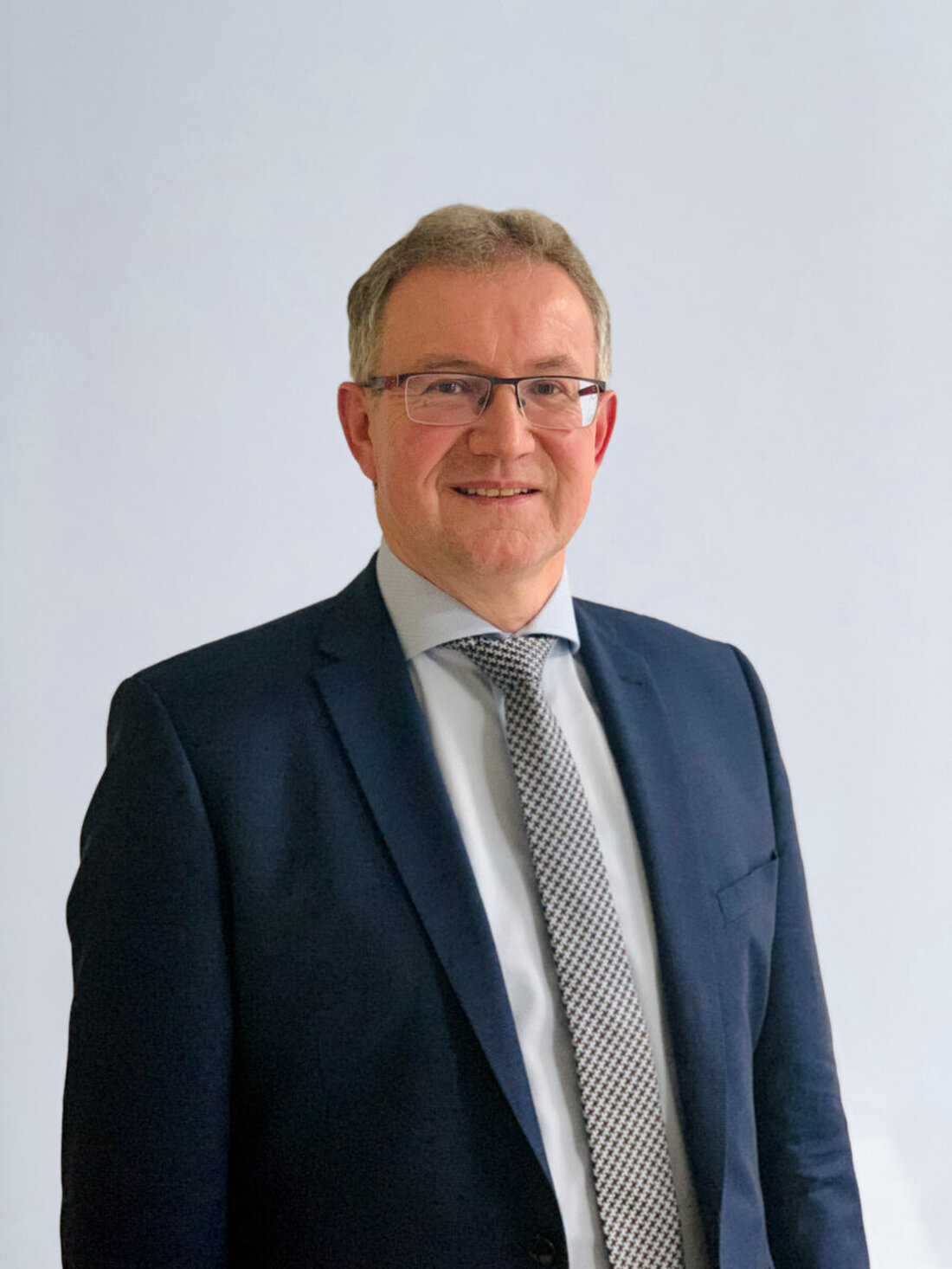 Schwarzach. Bürgermeister Franz Grabinger legt sein Amt zum 31. Dezember aus gesundheitlichen Gründen nieder. Die Wahl seines Nachfolgers wird innerhalb der nächsten drei Monate angesetzt.