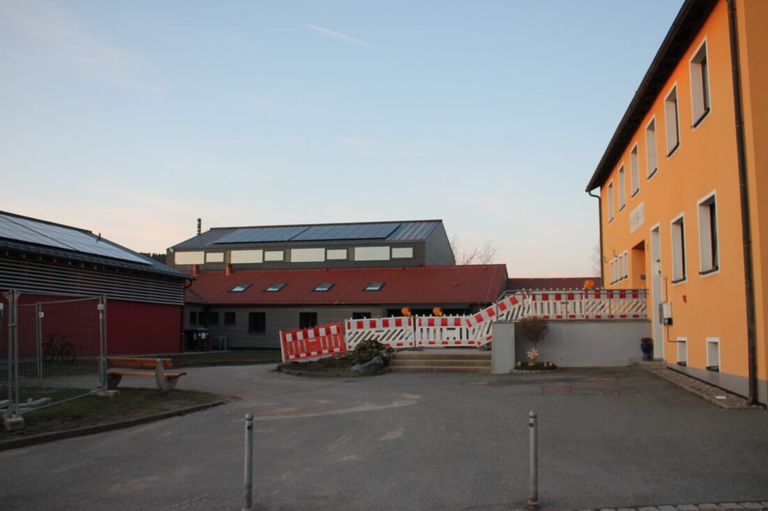 Schwarzenbach. Bauarbeiten für einen Generationentreff sind im Zeitplan, wobei der erste Spatenstich wegen verspäteter Lieferung einer Bautafel noch aussteht.