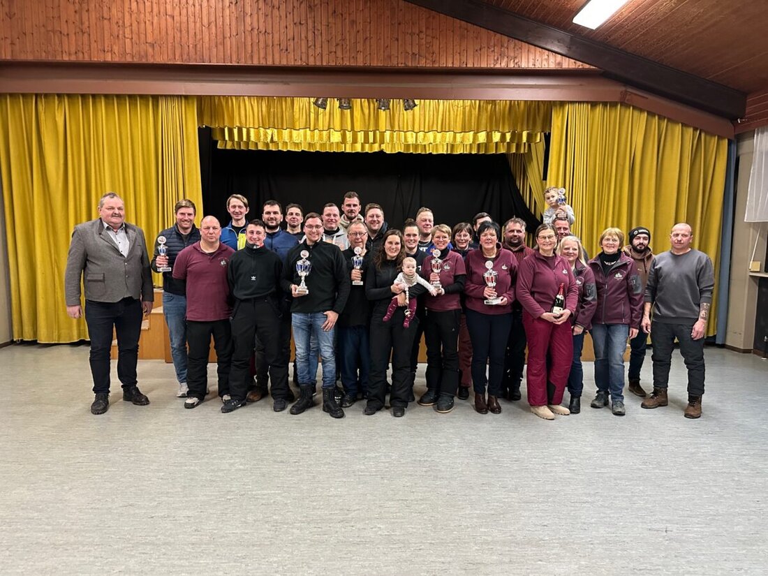 Bärnau. Nach acht Jahren Pause richteten die Schieber die Stadtmeisterschaft im Eisstock in Hohenthan aus. 19 Moarschaften trotzten der Kälte; am Ende siegten Schwarzenbach I bei den Herren und die Eishasen bei den Damen.