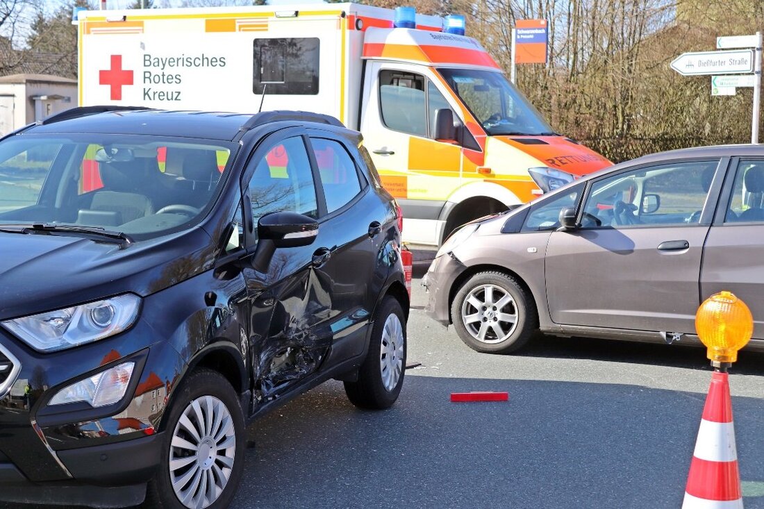 Schwarzenbach. Die Bahnschranke ist geschlossen, Autofahrer müssen warten. Doch als die Fahrbahn wieder frei wird, kracht es.  An der Kreuzung der Bahnhof- und Pressather Straße sind Montagmittag zwei Autos zusammen [&hellip;]